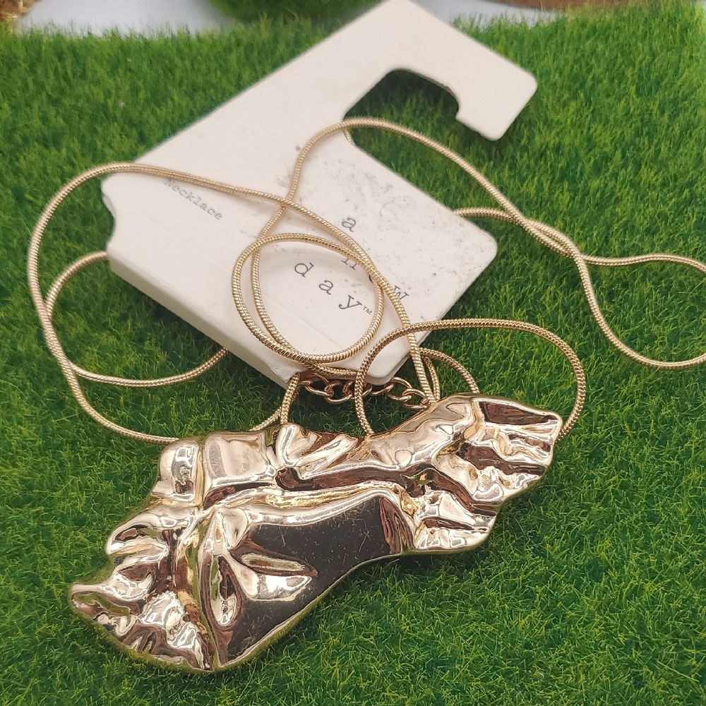 A New Day Nwt Gold Tone Abstract Pendant Necklace 40 Inch N3822